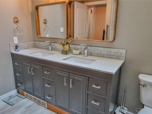 5835 3Rd Street, Beaverdell, BC - Indoor Photo Showing Bathroom