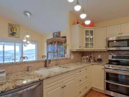 5261 Sandhills Drive, Kelowna, BC - Indoor Photo Showing Kitchen