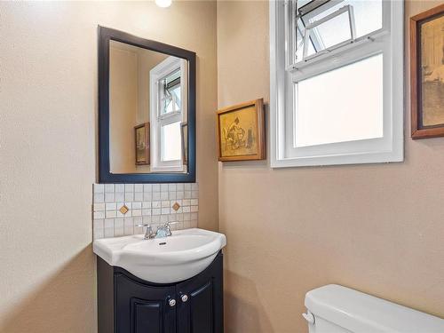 236 Cilaire Dr, Nanaimo, BC - Indoor Photo Showing Bathroom