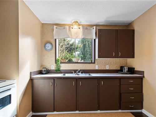 236 Cilaire Dr, Nanaimo, BC - Indoor Photo Showing Kitchen With Double Sink
