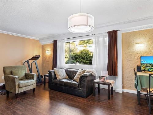 236 Cilaire Dr, Nanaimo, BC - Indoor Photo Showing Living Room