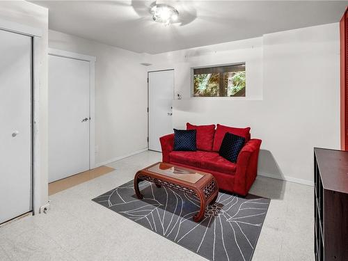 1750 Patly Pl, Victoria, BC - Indoor Photo Showing Living Room