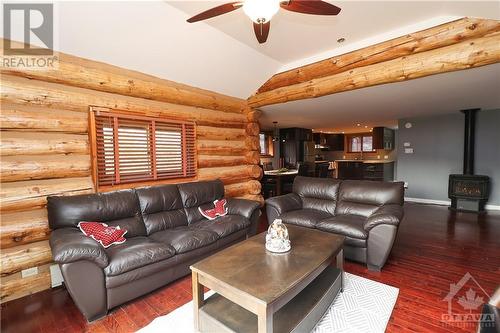 398 County Road 23 Road, Merrickville, ON - Indoor Photo Showing Living Room