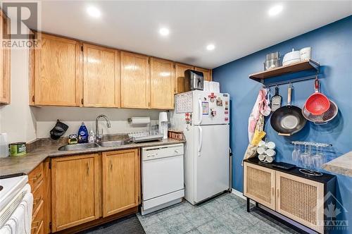 500 Laurier Avenue W Unit#1405, Ottawa, ON - Indoor Photo Showing Kitchen With Double Sink