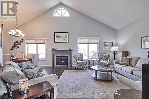 29 Candlelight Crt, Scugog, ON - Indoor Photo Showing Living Room With Fireplace