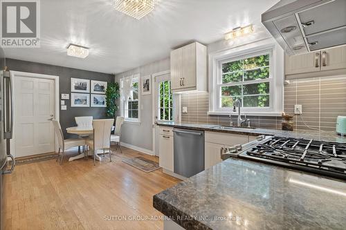 109 Highland Lane, Richmond Hill, ON - Indoor Photo Showing Kitchen With Upgraded Kitchen
