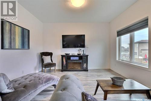 5334 Mckenna Crescent, Regina, SK - Indoor Photo Showing Living Room