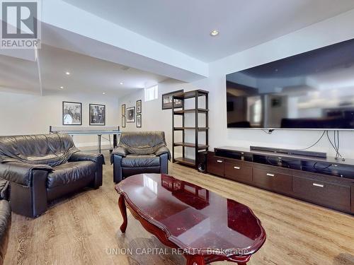 91 Springbrook Dr, Richmond Hill, ON - Indoor Photo Showing Living Room