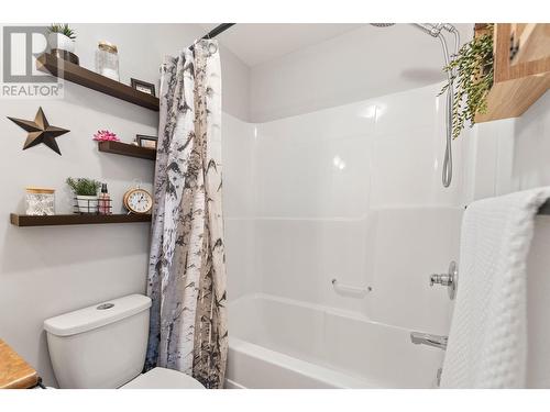 171 17 Street Se Unit# 1, Salmon Arm, BC - Indoor Photo Showing Bathroom