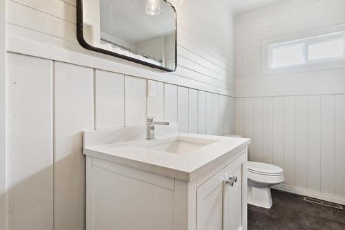 2633 10Th Avenue, Castlegar, BC - Indoor Photo Showing Bathroom
