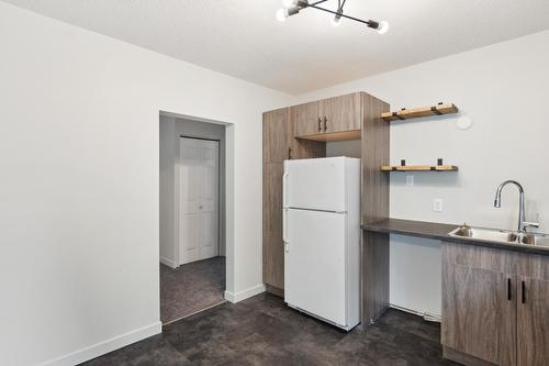 2633 10Th Avenue, Castlegar, BC - Indoor Photo Showing Kitchen