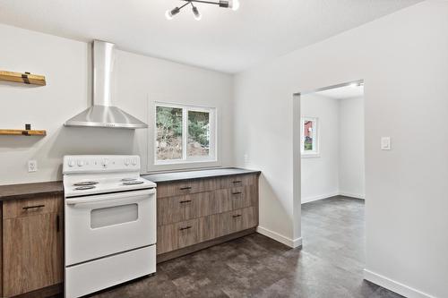 2633 10Th Avenue, Castlegar, BC - Indoor Photo Showing Kitchen