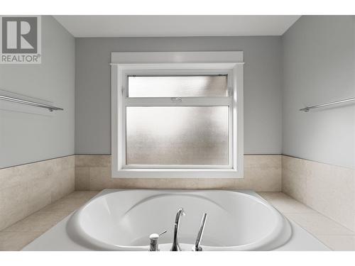 1281 23 Street Se, Salmon Arm, BC - Indoor Photo Showing Bathroom