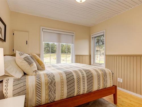 2760 Ritten Rd, Nanaimo, BC - Indoor Photo Showing Bedroom