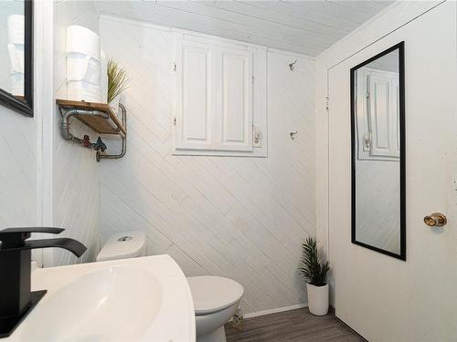 3178 Earl Grey St, Saanich, BC - Indoor Photo Showing Bathroom