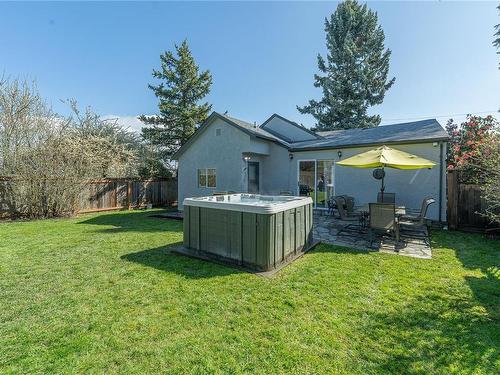3178 Earl Grey St, Saanich, BC - Outdoor With Backyard