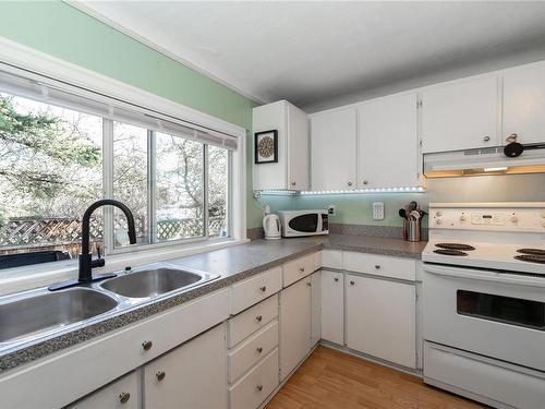 3178 Earl Grey St, Saanich, BC - Indoor Photo Showing Kitchen With Double Sink