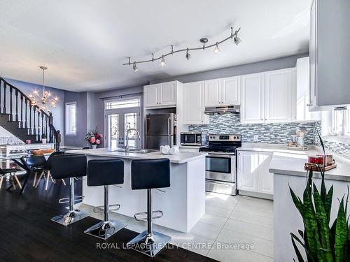 16 Melbrit Lane, Caledon, ON - Indoor Photo Showing Kitchen With Upgraded Kitchen