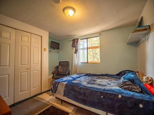 9653 Tranquille Criss Creek Rd, Kamloops, BC - Indoor Photo Showing Bedroom