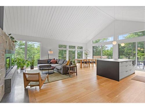 Salon - 170 Rue Lavigne, Mont-Tremblant, QC - Indoor Photo Showing Living Room With Fireplace