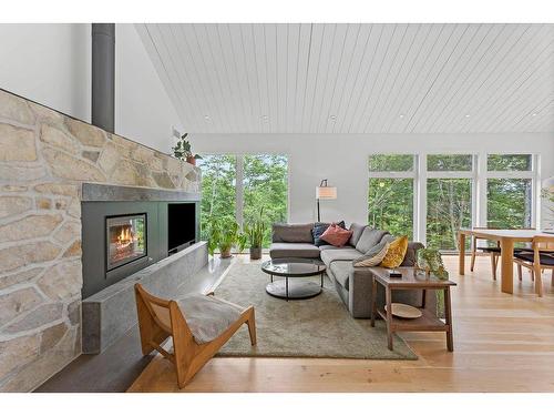 Salon - 170 Rue Lavigne, Mont-Tremblant, QC - Indoor Photo Showing Living Room With Fireplace