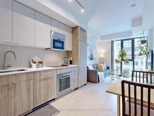 612-840 St Clair Ave W, Toronto, ON - Indoor Photo Showing Kitchen