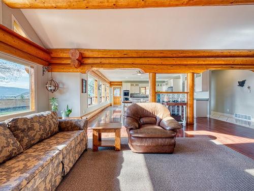 6690 Goose Lake Road, Vernon, BC - Indoor Photo Showing Living Room