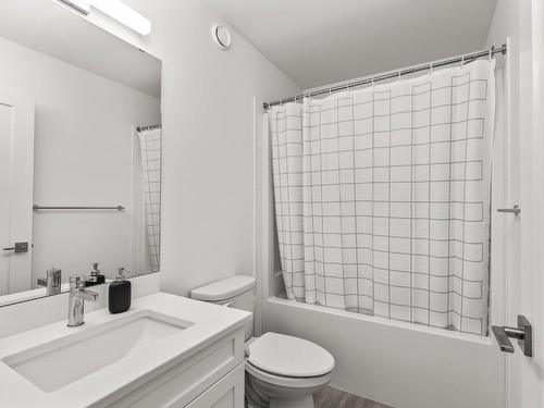 23-720 Valley Road, Kelowna, BC - Indoor Photo Showing Bathroom