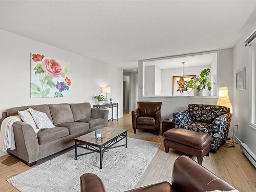 815 Steele Road, Kelowna, BC - Indoor Photo Showing Living Room
