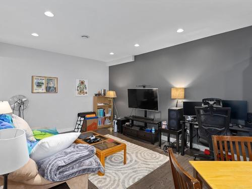 1250 Tanemura Crescent, Kelowna, BC - Indoor Photo Showing Living Room