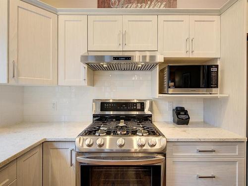 395 Providence Avenue, Kelowna, BC - Indoor Photo Showing Kitchen