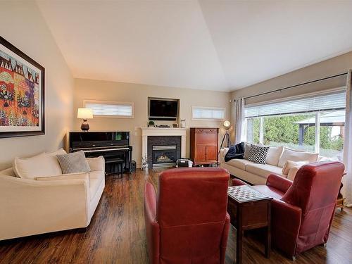 395 Providence Avenue, Kelowna, BC - Indoor Photo Showing Living Room With Fireplace