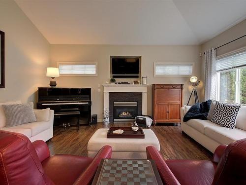 395 Providence Avenue, Kelowna, BC - Indoor Photo Showing Living Room With Fireplace