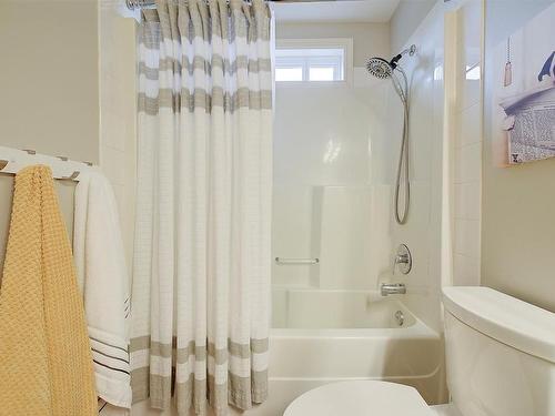 395 Providence Avenue, Kelowna, BC - Indoor Photo Showing Bathroom