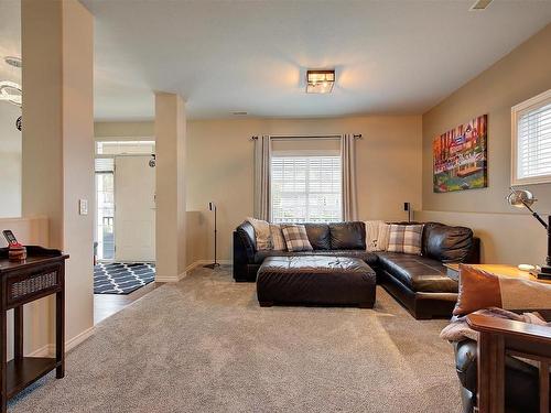 395 Providence Avenue, Kelowna, BC - Indoor Photo Showing Living Room