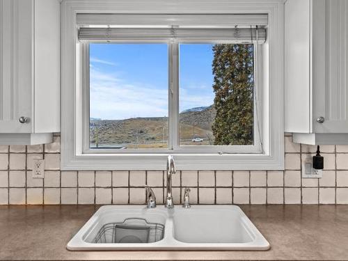 1491 Pine Cres, Kamloops, BC - Indoor Photo Showing Kitchen With Double Sink