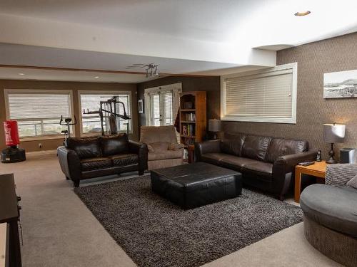 1491 Pine Cres, Kamloops, BC - Indoor Photo Showing Living Room