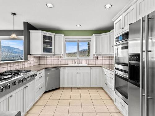 1491 Pine Cres, Kamloops, BC - Indoor Photo Showing Kitchen With Upgraded Kitchen