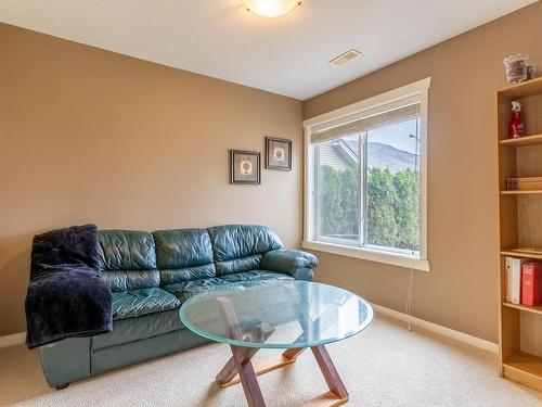 754 Mccurrach Road, Kamloops, BC - Indoor Photo Showing Living Room