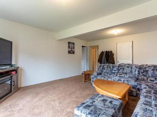 754 Mccurrach Road, Kamloops, BC - Indoor Photo Showing Living Room
