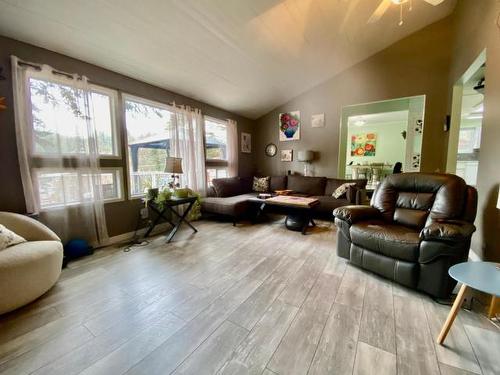 2430 Harper Ranch Road, Kamloops, BC - Indoor Photo Showing Living Room