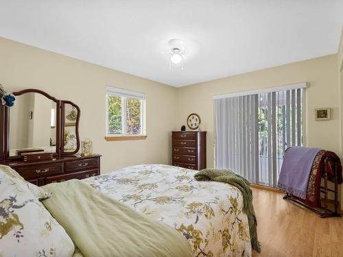 7451 Estate Drive, North Shuswap, BC - Indoor Photo Showing Bedroom