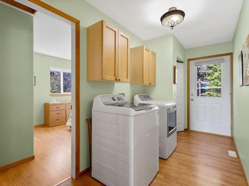 7451 Estate Drive, North Shuswap, BC - Indoor Photo Showing Laundry Room
