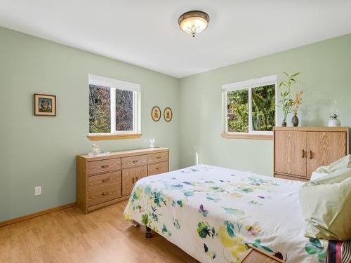 7451 Estate Drive, North Shuswap, BC - Indoor Photo Showing Bedroom