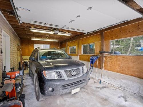 7451 Estate Drive, North Shuswap, BC - Indoor Photo Showing Garage