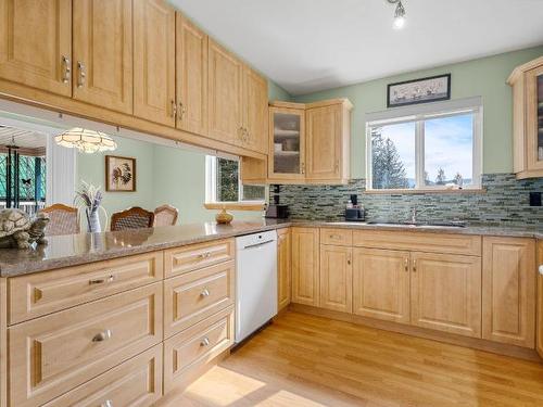 7451 Estate Drive, North Shuswap, BC - Indoor Photo Showing Kitchen