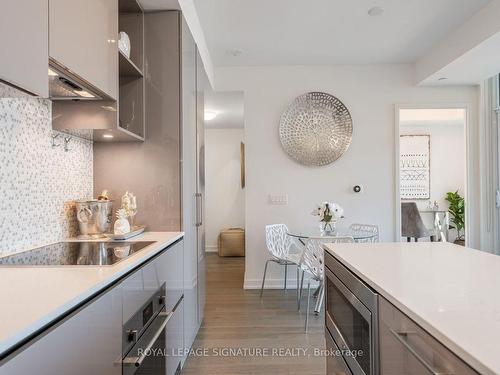 1411-1 Yorkville Ave, Toronto, ON - Indoor Photo Showing Kitchen With Upgraded Kitchen