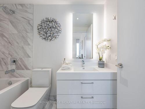 1411-1 Yorkville Ave, Toronto, ON - Indoor Photo Showing Bathroom