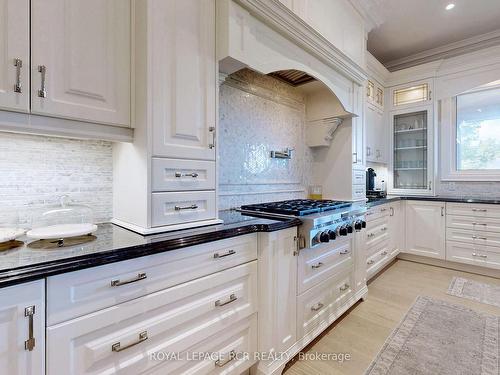 111 Lake Woods Dr, Whitchurch-Stouffville, ON - Indoor Photo Showing Kitchen With Upgraded Kitchen