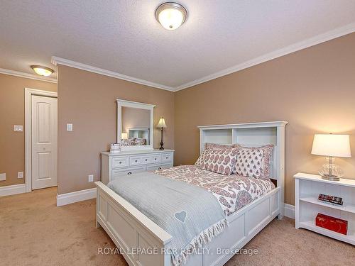 82 Greenway Dr, Wasaga Beach, ON - Indoor Photo Showing Bedroom